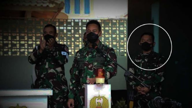 VIVA Militer: Mayjen Dudung di belakang Jenderal TNI Andika.