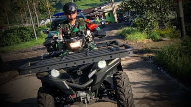 VIVA Militer: Prajurit Yonif 315/Garuda kendarai ATV.