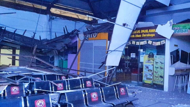 Atap Ruang Tunggu Stasiun Pasar Turi Surabaya Ambrol.