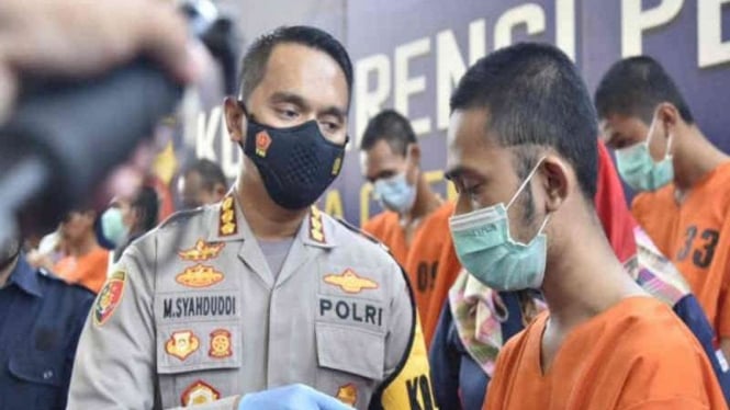 Kapolresta Cirebon Kombes Pol M Syahduddi saat menginterogasi tersangka.