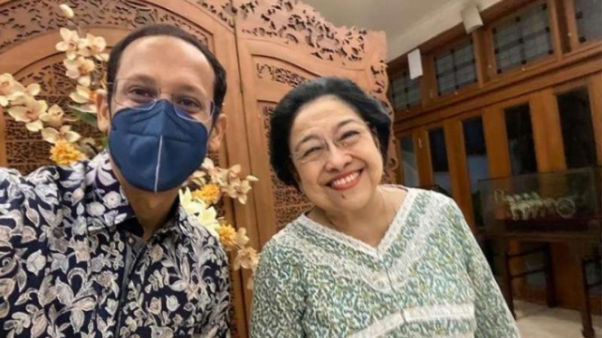 Mendikbud Nadiem Makarim foto bareng Ketua Umum PDIP Megawati Soekarnoputri