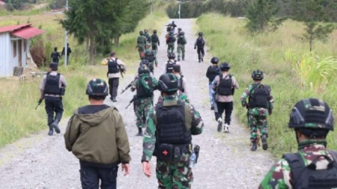 Pasukan TNI-Polri berpatroli di Ilaga, Papua.
