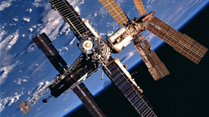 Stasiun Luar Angkasa Mir milik Rusia.