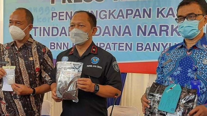 Wakil Bupati Banyumas Sadewo Tri Lastiono, Kepala BNNP Jawa Tengah Brigjen Pol Benny Gunawan, dan Kepala BNNK Banyumas Agus Untoro menunjukkan barang bukti tembakau gorila di halaman kantor BNNK Banyumas, Rabu, 21 April 2021.