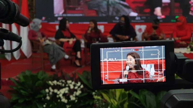 Komika Kiky Saputri dalam acara hari Kartini yang diselenggarakan PDIP