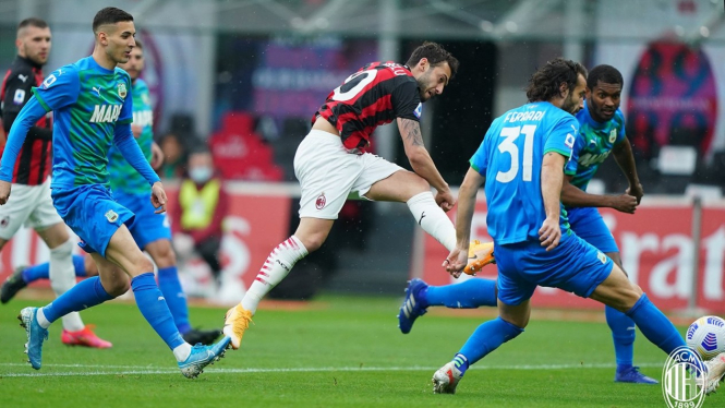 Gelandang AC Milan, Hakan Calhanoglu bobol gawang Sassuolo 