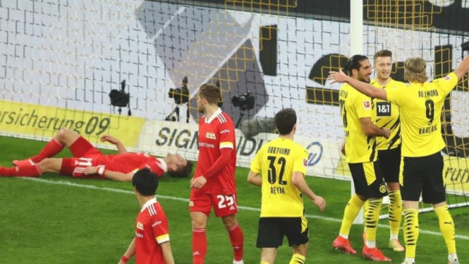 Pemain Borussia Dortmund merayakan gol ke gawang Union Berlin