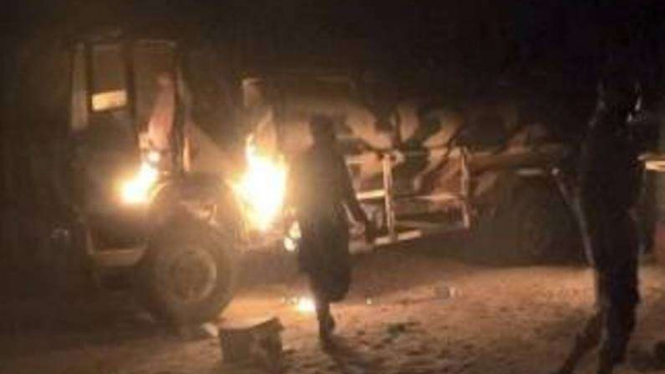 VIVA Militer: Sebuah truk militer terbakar