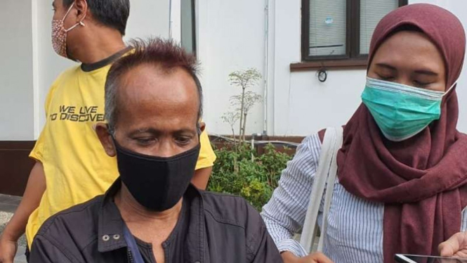 Hadi Effendi alias Adi Rakasiwi, pemilik perusahaan kontraktor rekanan pemerintah kota Depok, seusai diperiksa oleh penyelidik Kejaksaan untuk kasus dugaan korupsi Dinas Pemadam Kebakaran, Rabu, 21 April 2021.