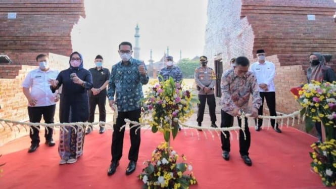Gubernur Jawa Barat Ridwan Kamil meresmikan alun-alun Kejaksan di Kota Cirebon yang telah direvitalisasi dengan biaya mencapai Rp44 miliar, Rabu, 21 April 2021.