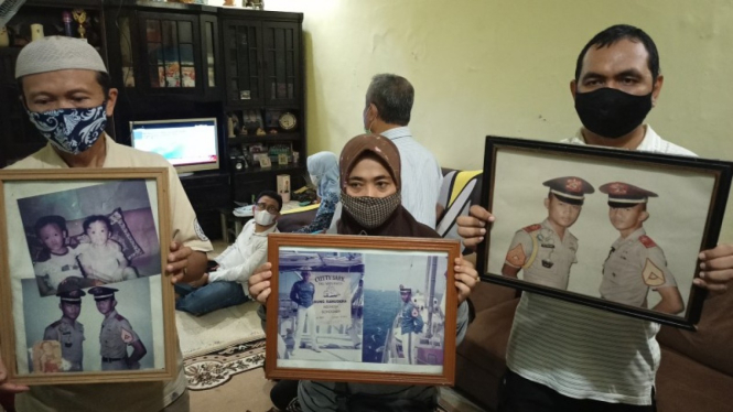 Keluarga Kolonel Harry Setiawan, awak KRI Nanggala 402 yang hilang di Laut Bali.