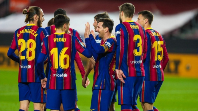 Para pemain Barcelona merayakan gol. 