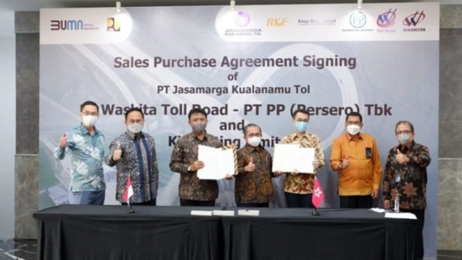 Penandatanganan  kesepakatan jual beli saham PT Jasa Marga Kualanamu Tol yang dilakukan oleh PT Waskita Toll Road, sebagai anak usaha dari PT Waskita Karya (Persero) Tbk, dengan Kings Ring Ltd di Kementerian BUMN, Jakarta.