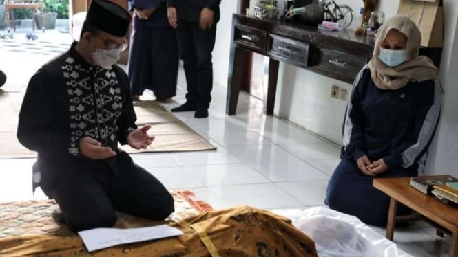 Gubernur Jakarta Anies Baswedan melayat ke rumah budayawan Radhar Panca Dahana.