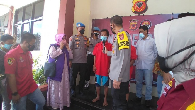 Dua kakek pelaku pencabulan anak usia 8 tahun ditahan di Polres Bogor.