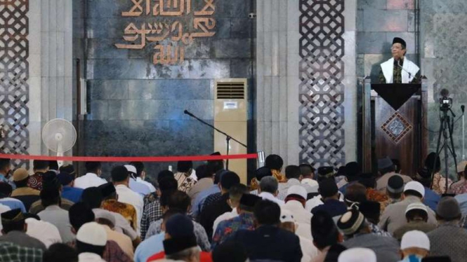 Mahfud MD saat jadi khotib salat Jumat di masjid di Makassar