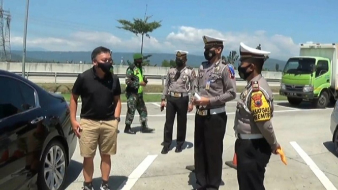 Petugas Polres Kendal cek para pengendara yang masuk rest area tol