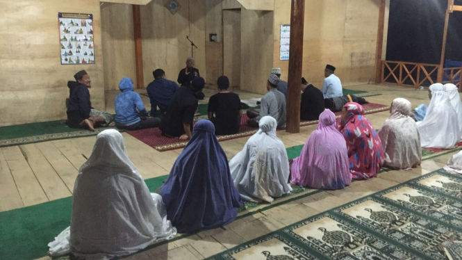 Suasana Salat Warga Kampung Mualaf, Pinrang, Setelah Ada yang Menjadi Imam