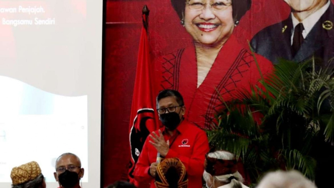 Sekjen PDIP Hasto Kristiyanto saat Menerima Masyarakat Adat