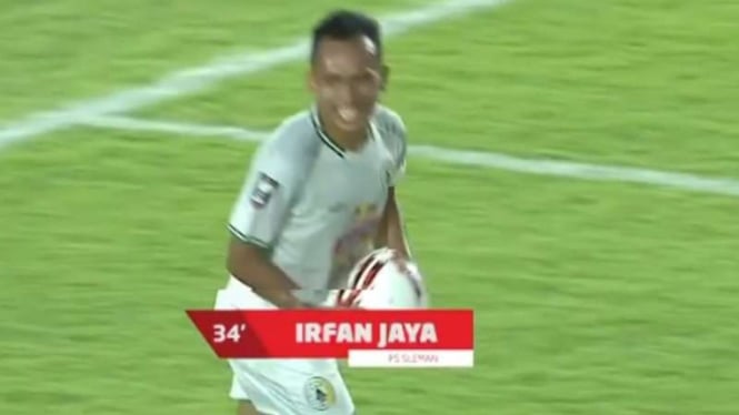 Bomber PSS Sleman, Irfan Jaya rayakan gol.