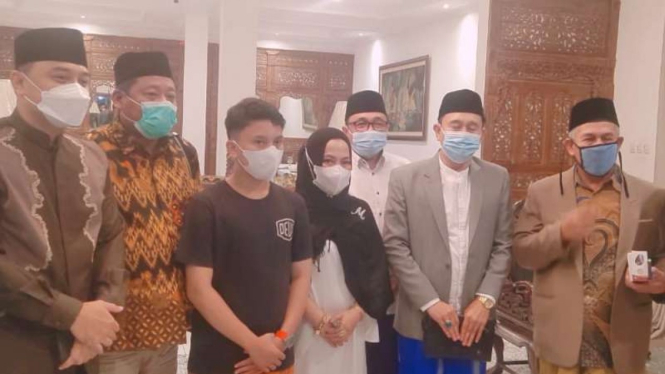 Ketua NU Jawa Timur Marzuki Mustamar, Wali Kota Surabaya Eri Cahyadi, Kepala BPB Linmas Irvan Widyanto, dan FA beserta keluarganya saat proses mediasi pada Minggu malam, 25 April 2021.