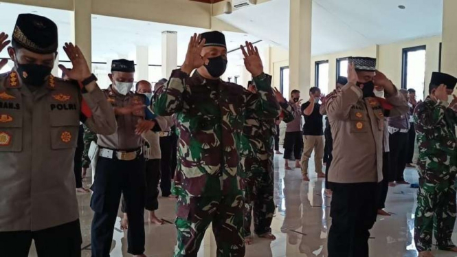 TNI dan Polri gelar salat gaib untuk para patriot KRI Nanggala 402 yang gugur.