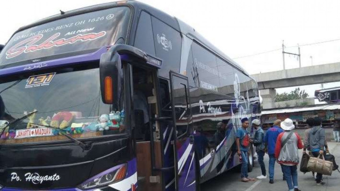 Suasana pergerakan penumpang di Terminal Bus Lebak Bulus, Senin, 26 April 2021.