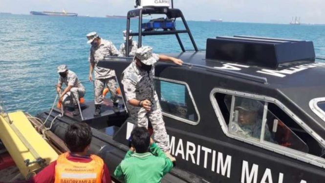 Agensi Penguatkuasaan Maritim Malaysia (APMM) menyerahkan dua nelayan Indonesia yang melanggar aturan karena memasuki wilayah perairan Malaysia kepada Bakamla, Senin, 26 April 2021.