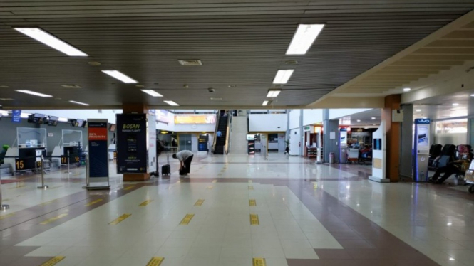 Seorang penumpang pesawat udara melakukan check in di Bandara Internasional Minangkabau di Padang Pariaman, Senin (26/4/2021).