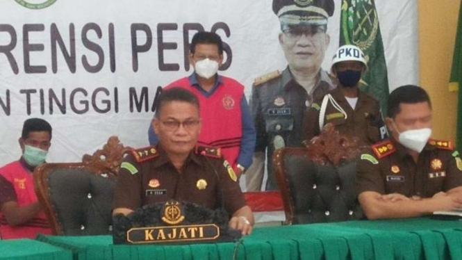 Kepala Kejaksaan Tinggi Maluku Rorogo Zega mengumumkan penahanan dua tersangka korupsi anggaran pengadaan lahan untuk pembangunan PLTMG 10 MW di Namlea, Kabupaten Buru, dalam konferensi pers di Ambon, Senin, 26 April 2021.