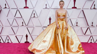 10 Artis dengan Busana Terbaik di Ajang Oscar 2021