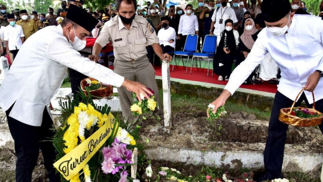 Gubernur Sumut Edy Rahmayadi di Pemakaman Adiknya