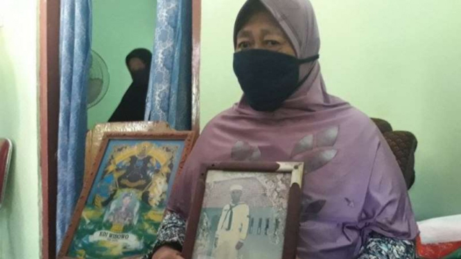 Ibunda Serda Lis Edi Wibowo, warga Kabupaten Kediri, Jawa Timur, Selasa, 27 April 2021, menunjukkan foto anaknya yang menjadi salah satu kru kapal selam KRI Nanggala-402 yang dinyatakan tenggelam. 