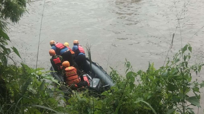 Tim BPBD Tangerang Selatan mencari pria yang menceburkan diri ke danau.