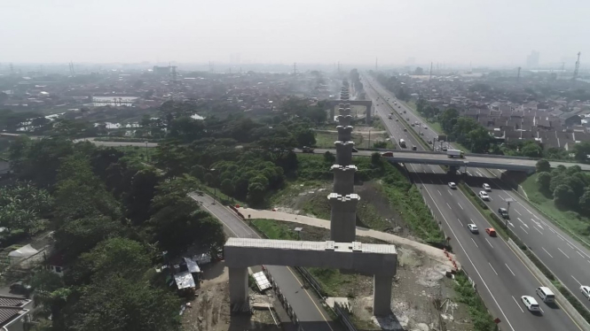 Pemasangan erection box girder proyek Kereta Cepat Jakarta Bandung di Interchange Moh. Toha Ruas Tol Padaleunyi.