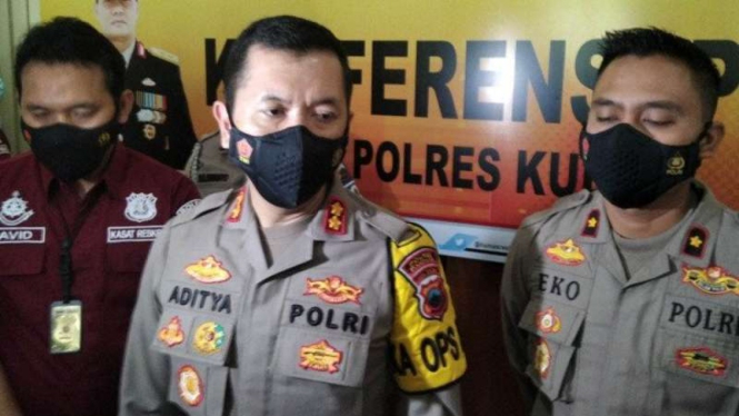 Kepala Polres Kudus AKBP Aditya Surya Dharma didampingi Kepala Satuan Reskrim AKP Agustinus David saat jumpa pers di kantornya, Selasa, 27 April 2021.