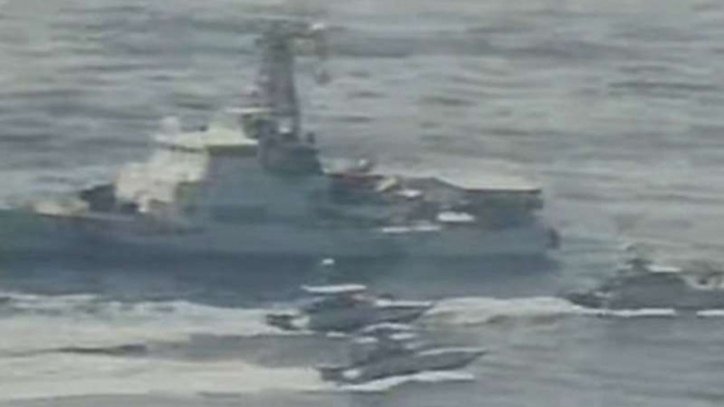 VIVA Militer: Kapal perang Garda Revolusi Iran hadang kapal militer Amerika