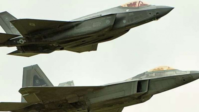 VIVA Militer: Jet tempur siluman AS, F-35 (atas) dan F-22 (bawah)
