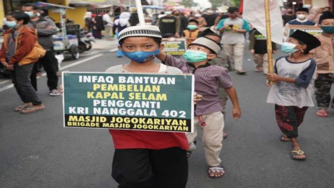 Anak-anak TPA Masjid Jogokariyan Yogyakarta mengumpulkan donasi kapal selam