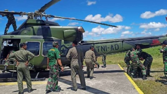 Tim teknisi di Timika memperbaiki helikopter milik TNI AD yang tertembak, Selasa, 27 April 2021, saat mengevakuasi korban kontak senjata di Kabupaten Puncak, Papua.