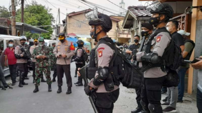 Aparat TNI-Polri mendatangi eks markas FPI di Petabumburan, Jakarta.