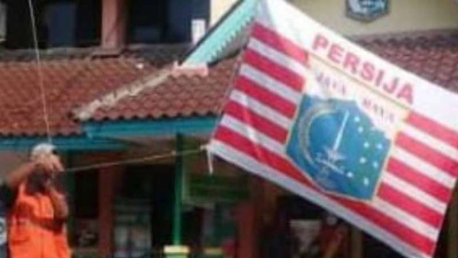 PPSU kibarkan bendera Persija di tiang bendera kantor Lurah Pademangan