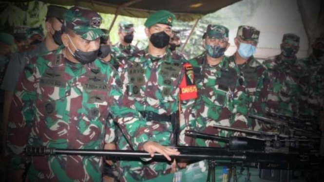 VIVA Militer: Pangdam Siliwangi mengecek persenjataan Satgas Pamrahwan Yonif 315