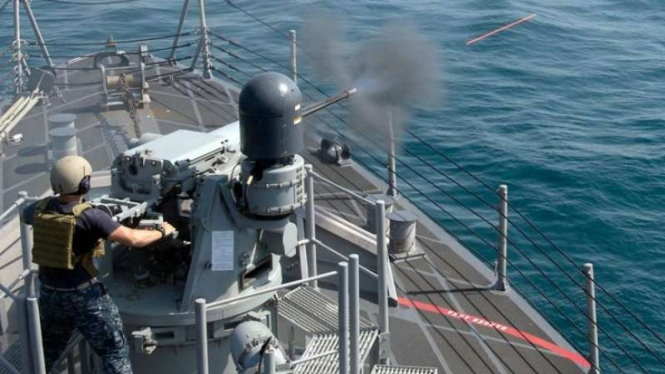 VIVA Militer: Tentara Amerika menembakan meriam kapal perang USS Firebolt