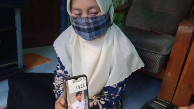 Helen menunjukkan foto suaminya, Serda Diyut Subandriyo, salah satu awak KRI Nanggala-402 yang tenggelam di perairan Bali, di rumahnya Kota Madiun, Jawa Timur, Kamis, 22 April 2021.