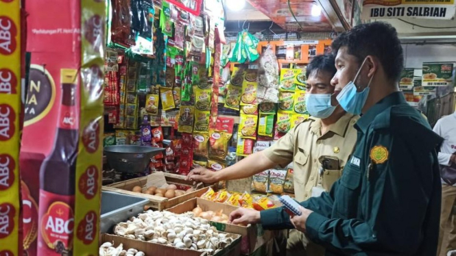Pemantauan harga dan pasokan pangan di pasar pedurungan kota  Semarang.