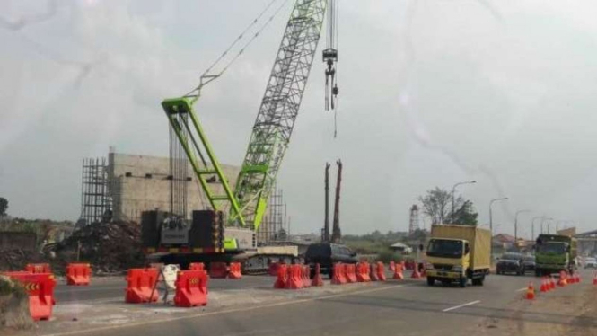 Proyek pembangunan Simpang Susun Cileunyi di akses keluar Gerbang Tol Cileunyi.