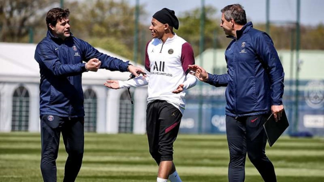 Maurico Pochettino saat memimpin latihan PSG