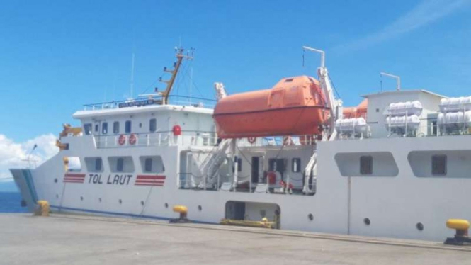 Kapal tol laut rute Maluku Utara, Sulawesi dan Pulau Jawa untuk mengangkut berbagai kebutuhan sembako.