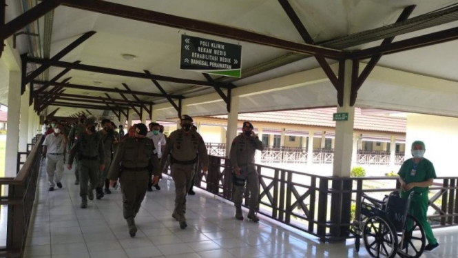 Komandan Korps Brimob Polri Irjen Pol Anang Revandoko temui korban tembak KKB